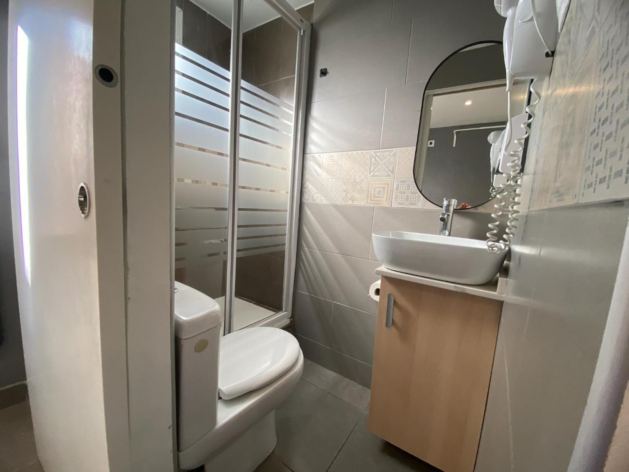 Suites Nuevas Con Bano Privado Frente Al Metro St Mwc Barcelona-Fira L'Hospitalet de Llobregat Exterior foto