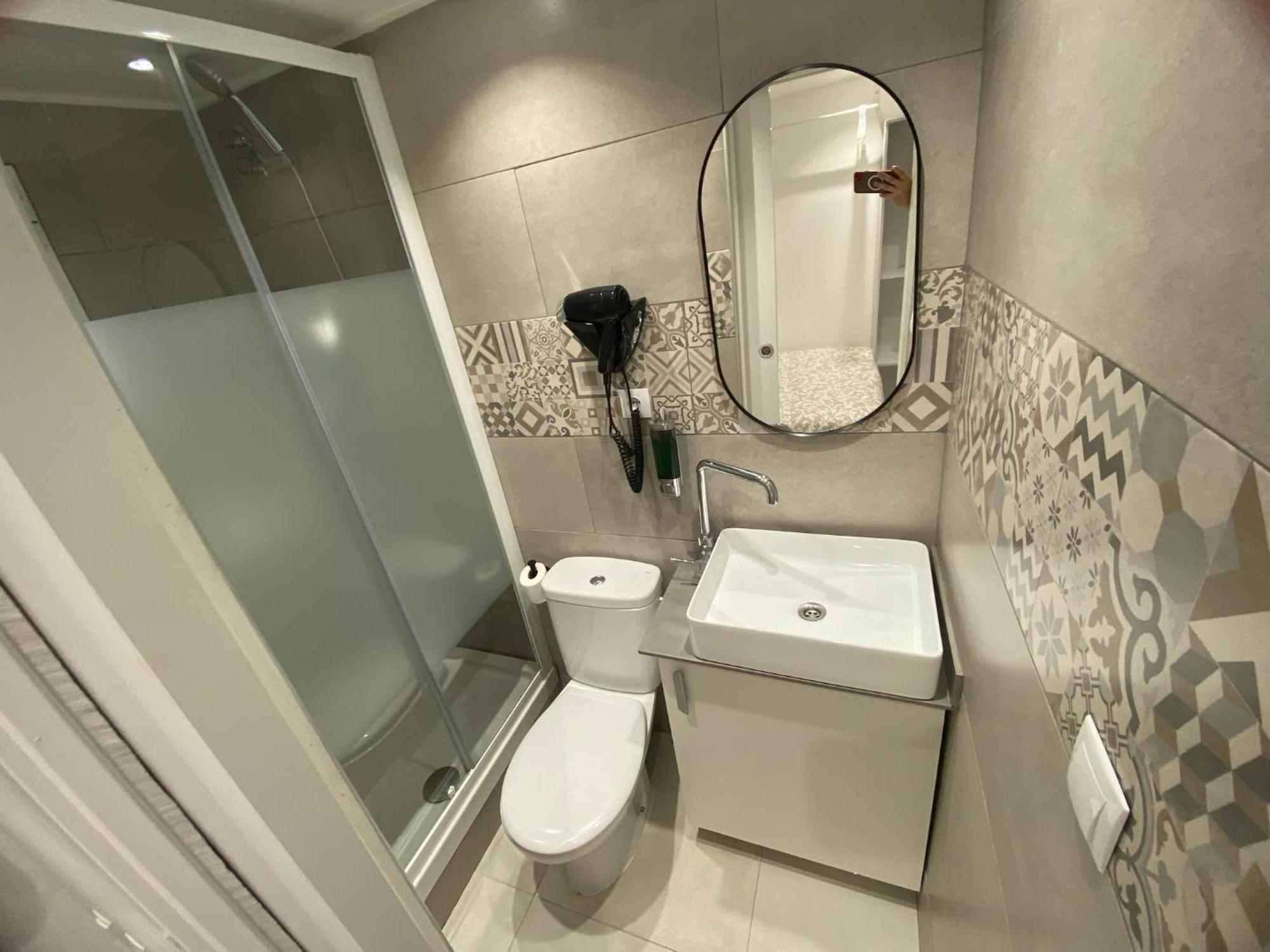 Suites Nuevas Con Bano Privado Frente Al Metro St Mwc Barcelona-Fira L'Hospitalet de Llobregat Exterior foto