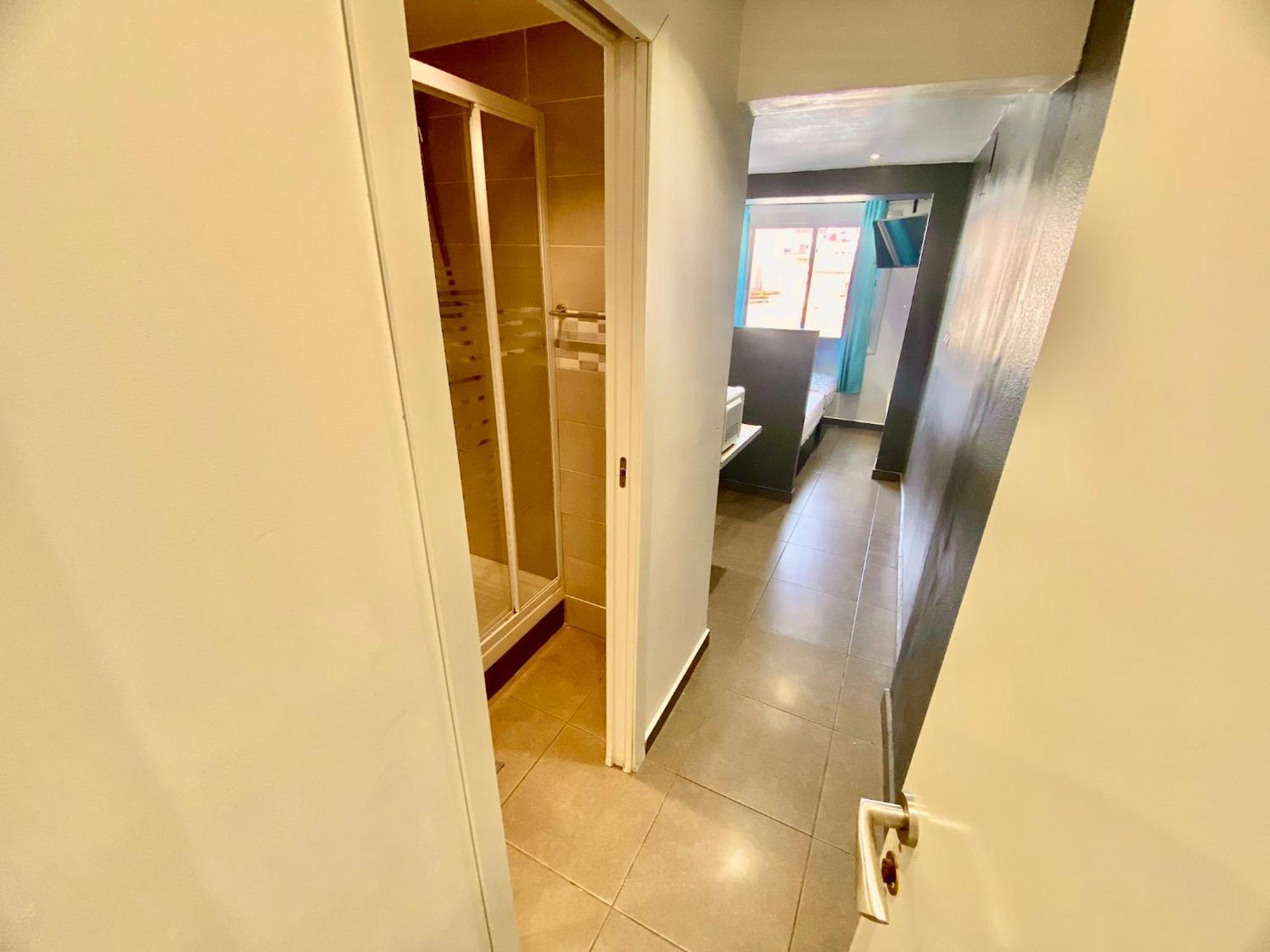 Suites Nuevas Con Bano Privado Frente Al Metro St Mwc Barcelona-Fira L'Hospitalet de Llobregat Exterior foto