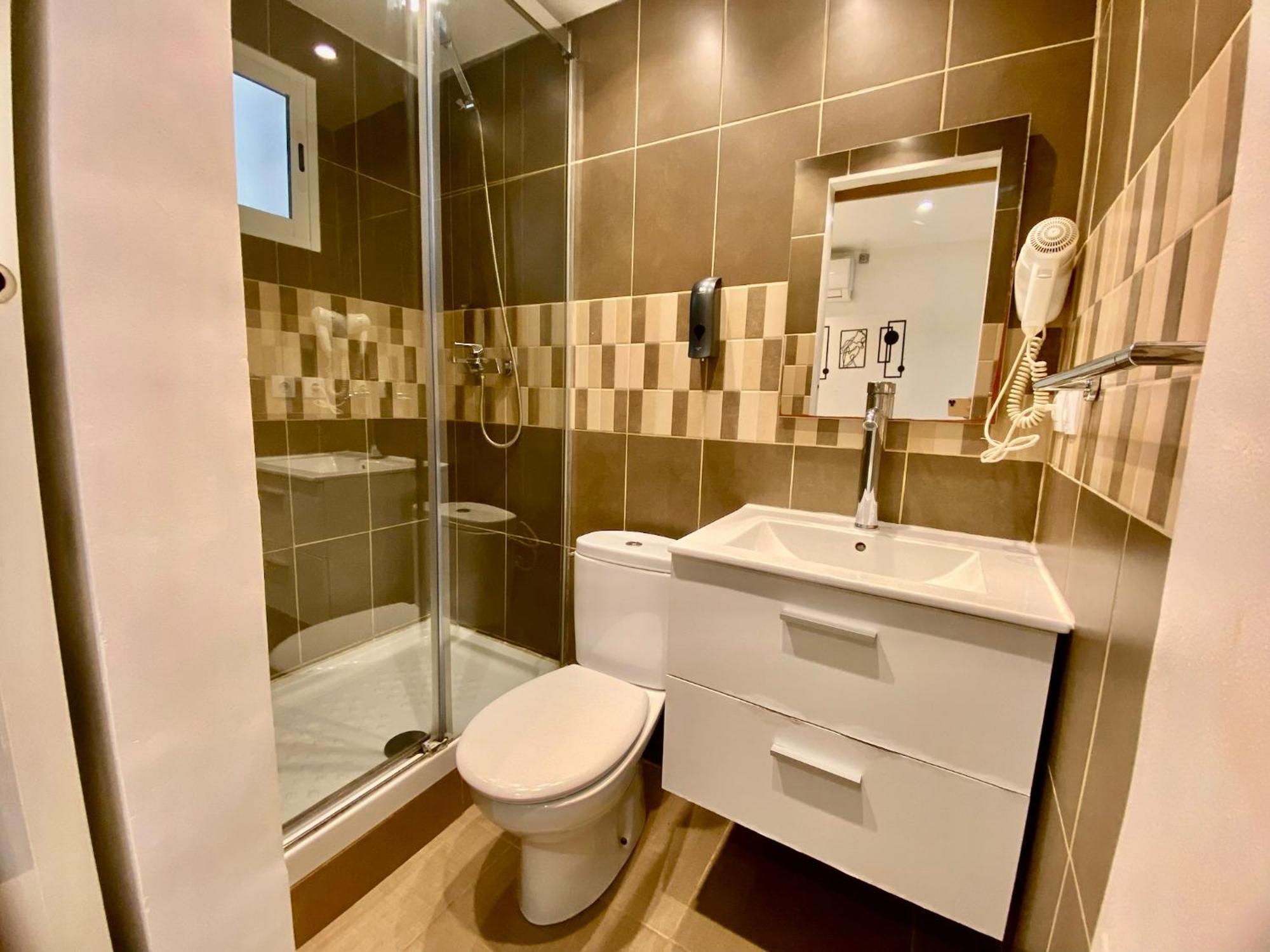 Suites Nuevas Con Bano Privado Frente Al Metro St Mwc Barcelona-Fira L'Hospitalet de Llobregat Exterior foto