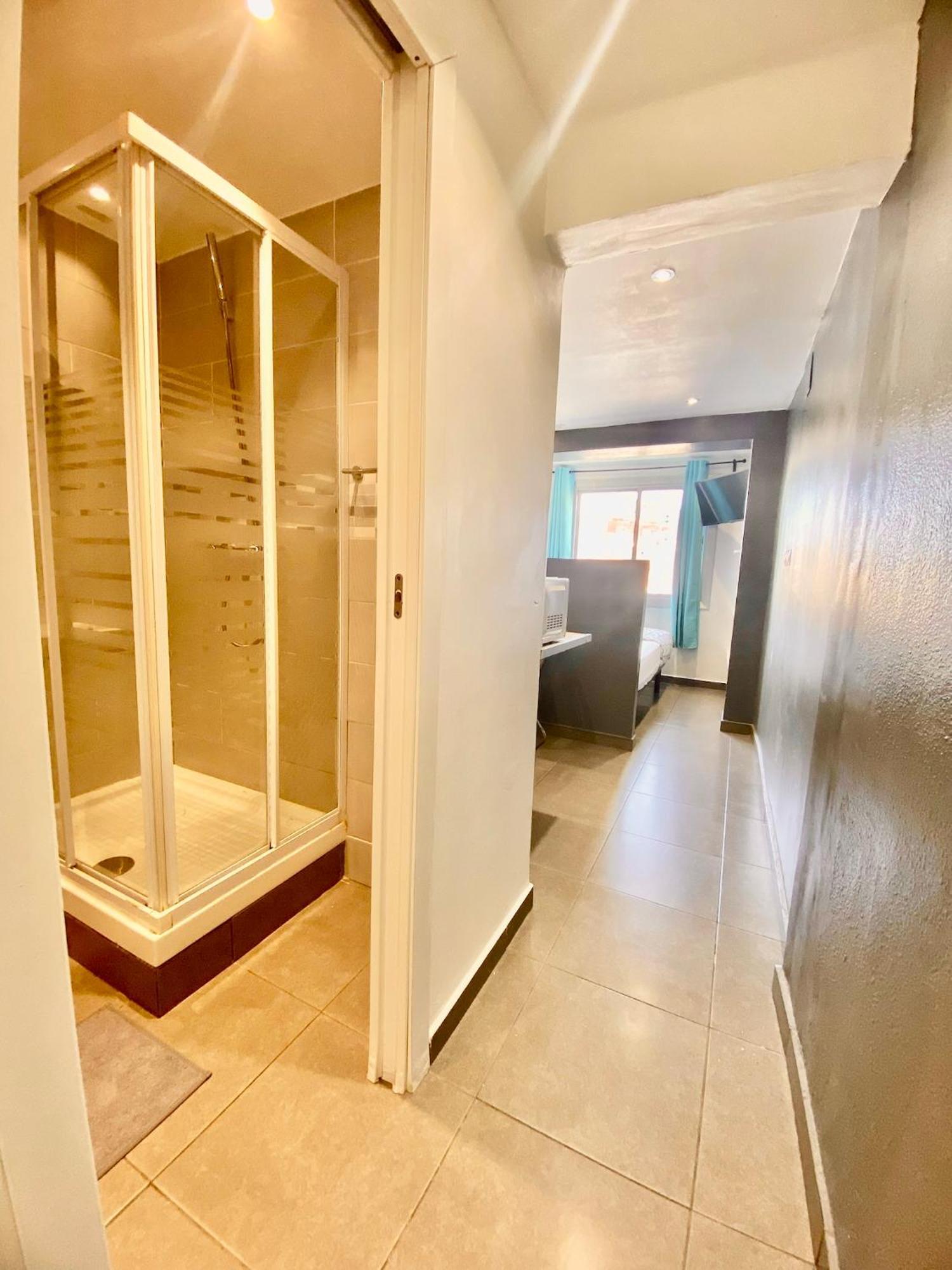 Suites Nuevas Con Bano Privado Frente Al Metro St Mwc Barcelona-Fira L'Hospitalet de Llobregat Exterior foto