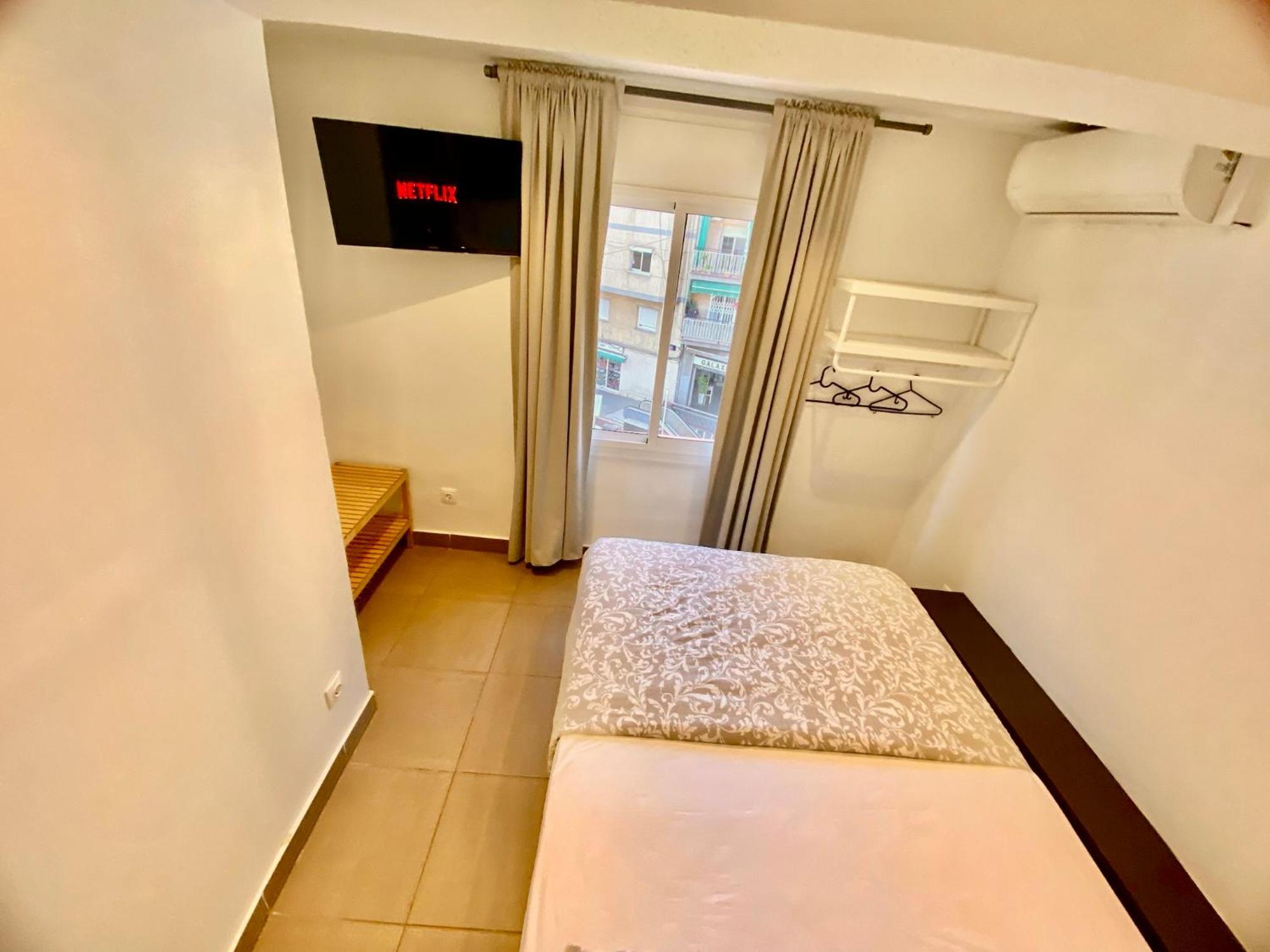 Suites Nuevas Con Bano Privado Frente Al Metro St Mwc Barcelona-Fira L'Hospitalet de Llobregat Exterior foto