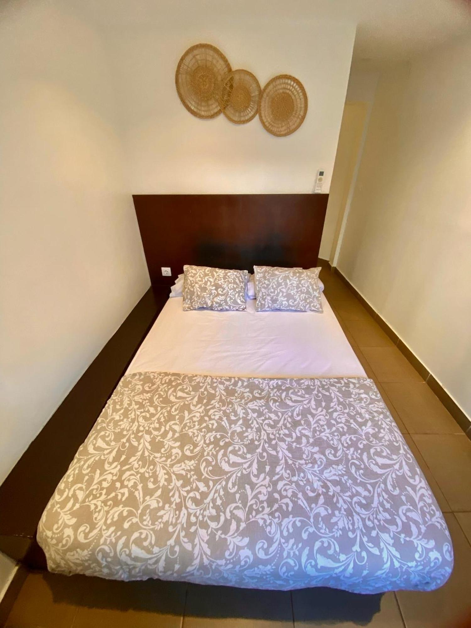 Suites Nuevas Con Bano Privado Frente Al Metro St Mwc Barcelona-Fira L'Hospitalet de Llobregat Exterior foto