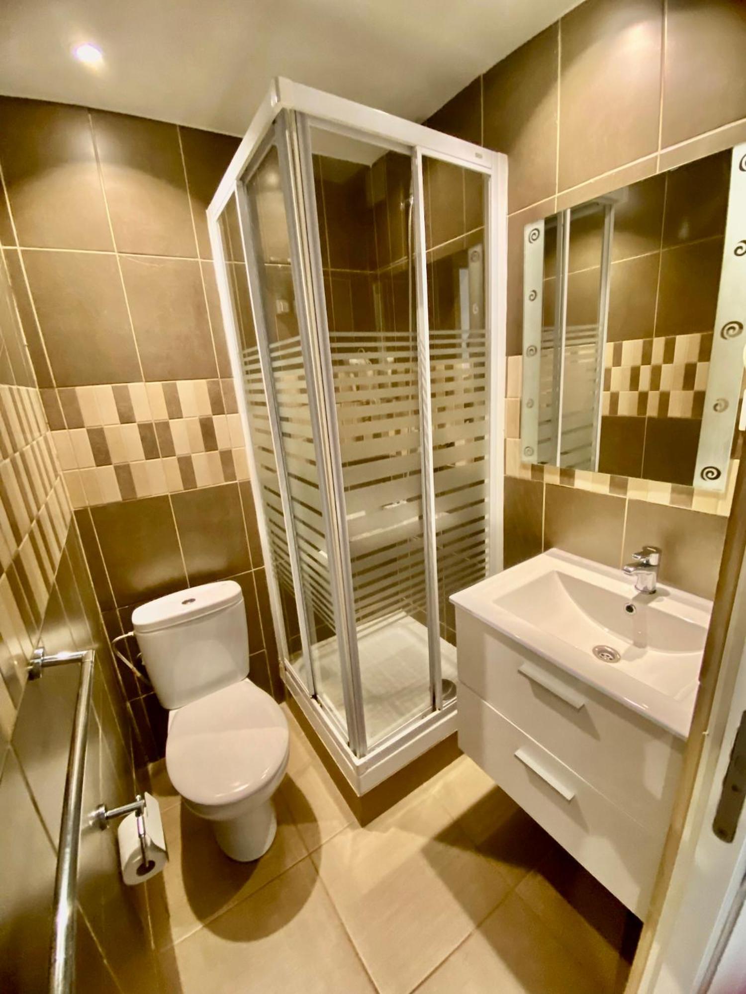 Suites Nuevas Con Bano Privado Frente Al Metro St Mwc Barcelona-Fira L'Hospitalet de Llobregat Exterior foto