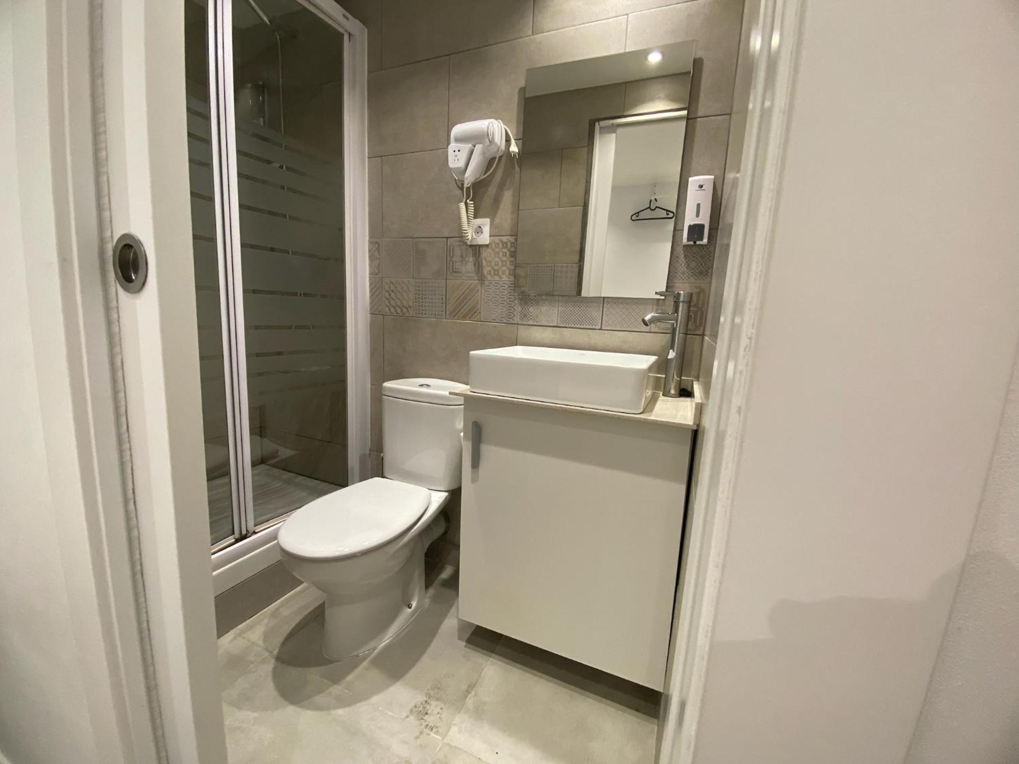 Suites Nuevas Con Bano Privado Frente Al Metro St Mwc Barcelona-Fira L'Hospitalet de Llobregat Exterior foto