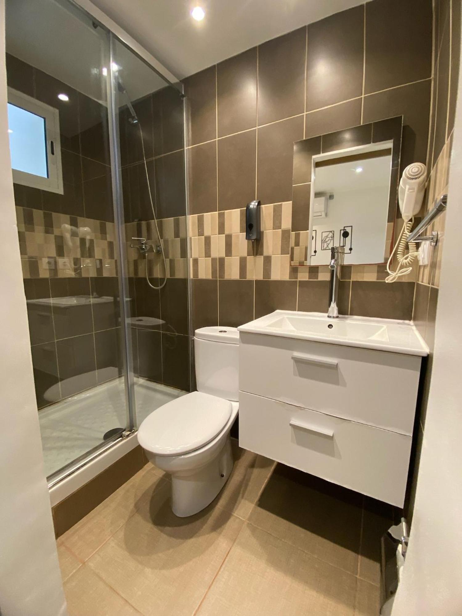 Suites Nuevas Con Bano Privado Frente Al Metro St Mwc Barcelona-Fira L'Hospitalet de Llobregat Exterior foto