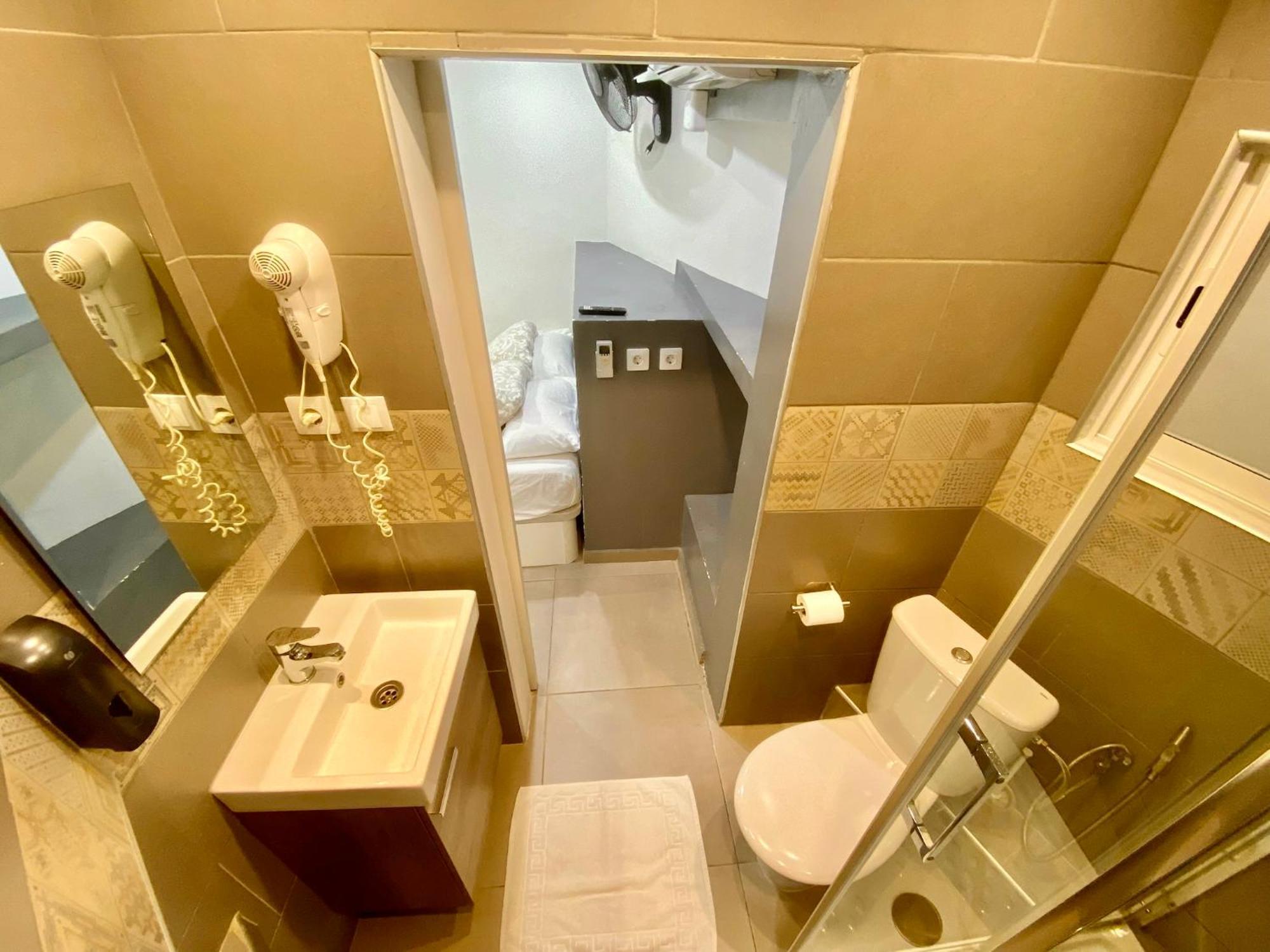 Suites Nuevas Con Bano Privado Frente Al Metro St Mwc Barcelona-Fira L'Hospitalet de Llobregat Exterior foto